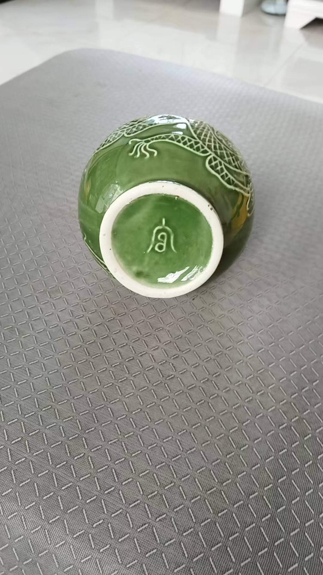 官窑《绿釉刻瓷龙纹双耳瓶》