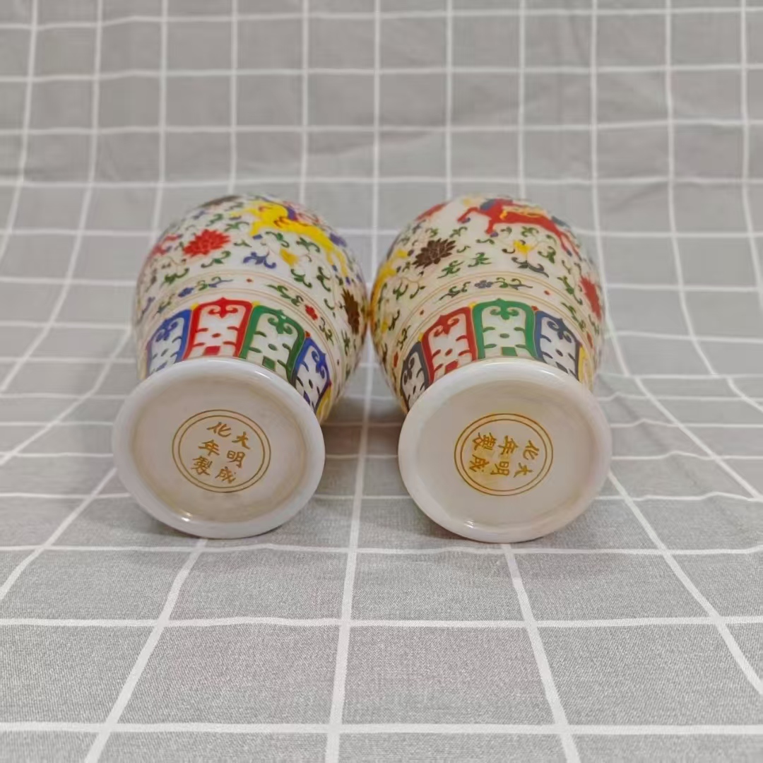 成化年制《斗彩天马纹瓶》一对