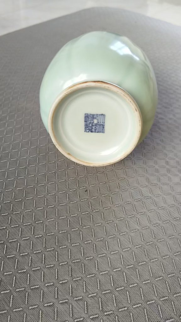 图片[2]-乾隆年制《豆青釉双耳瓜棱瓶》-嘉诚艺术