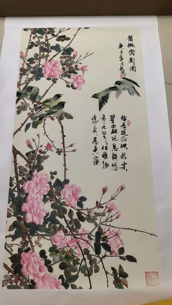 图片[1]-王月新《蔷薇禽影图》-嘉诚艺术