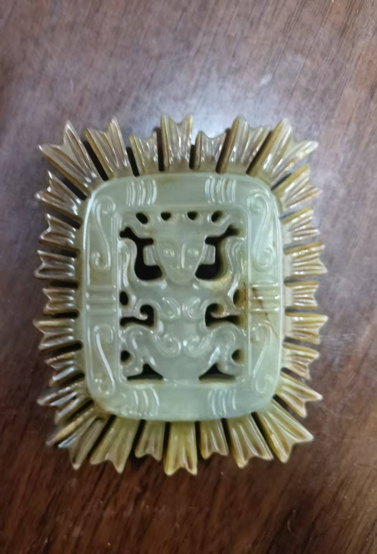 高古玉《兽面纹齿边玉佩》-嘉诚艺术