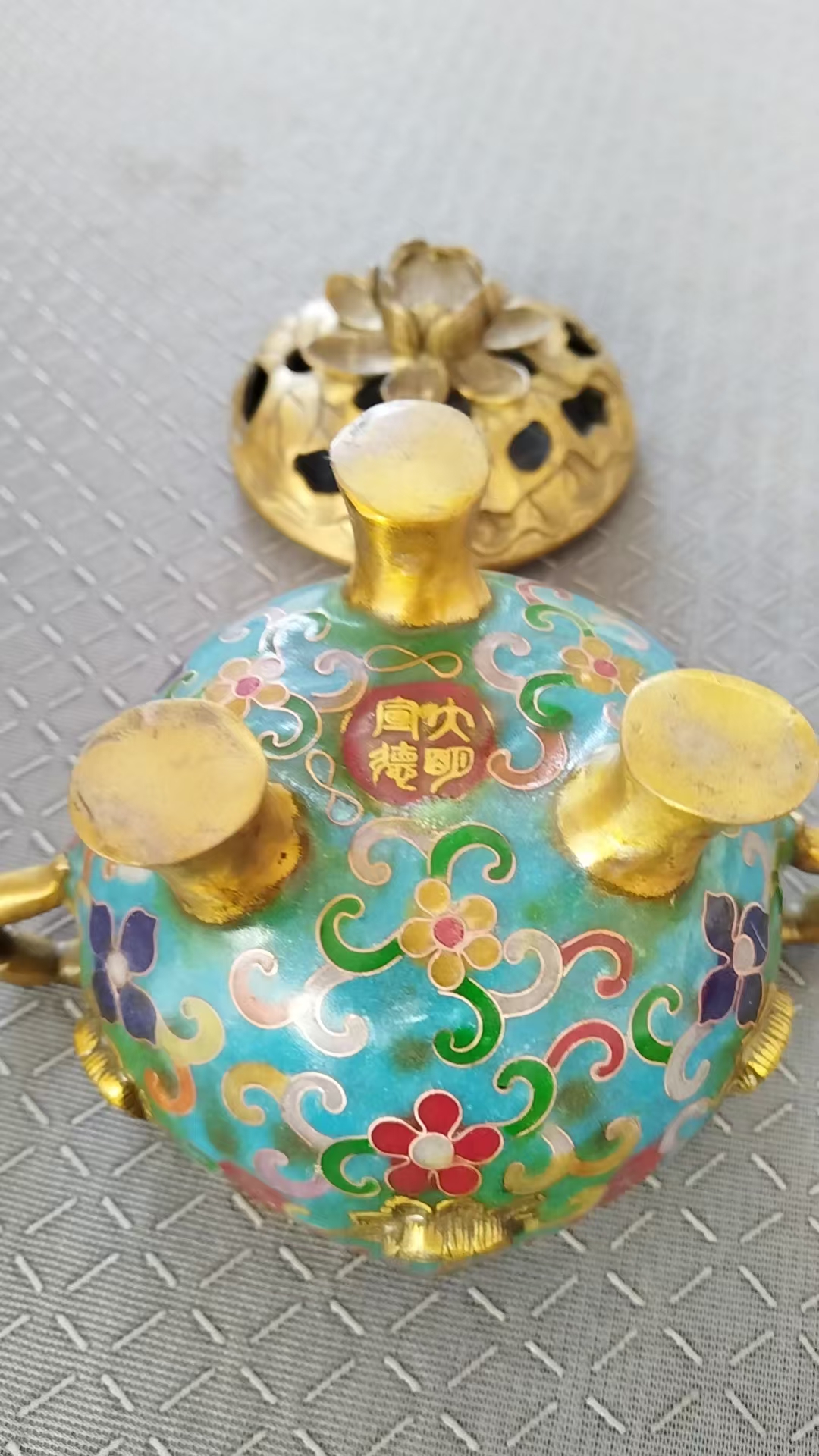 宣德年制《铜胎掐丝珐琅莲花钮三足香薰炉》
