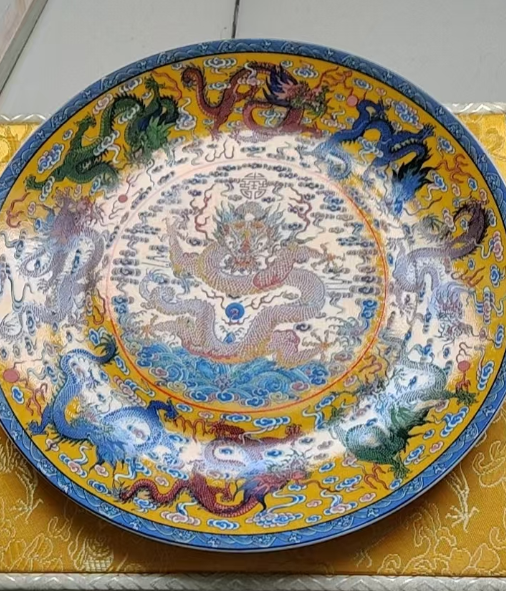 乾隆年制《粉彩九龙纹赏盘》-嘉诚艺术