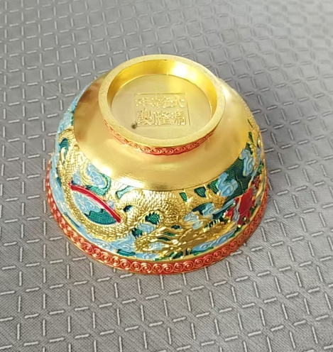 乾隆年制《鎏金珐琅彩龙纹碗》