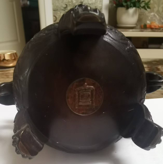 宣德年制《狮钮螭龙耳莲花纹熏香炉》