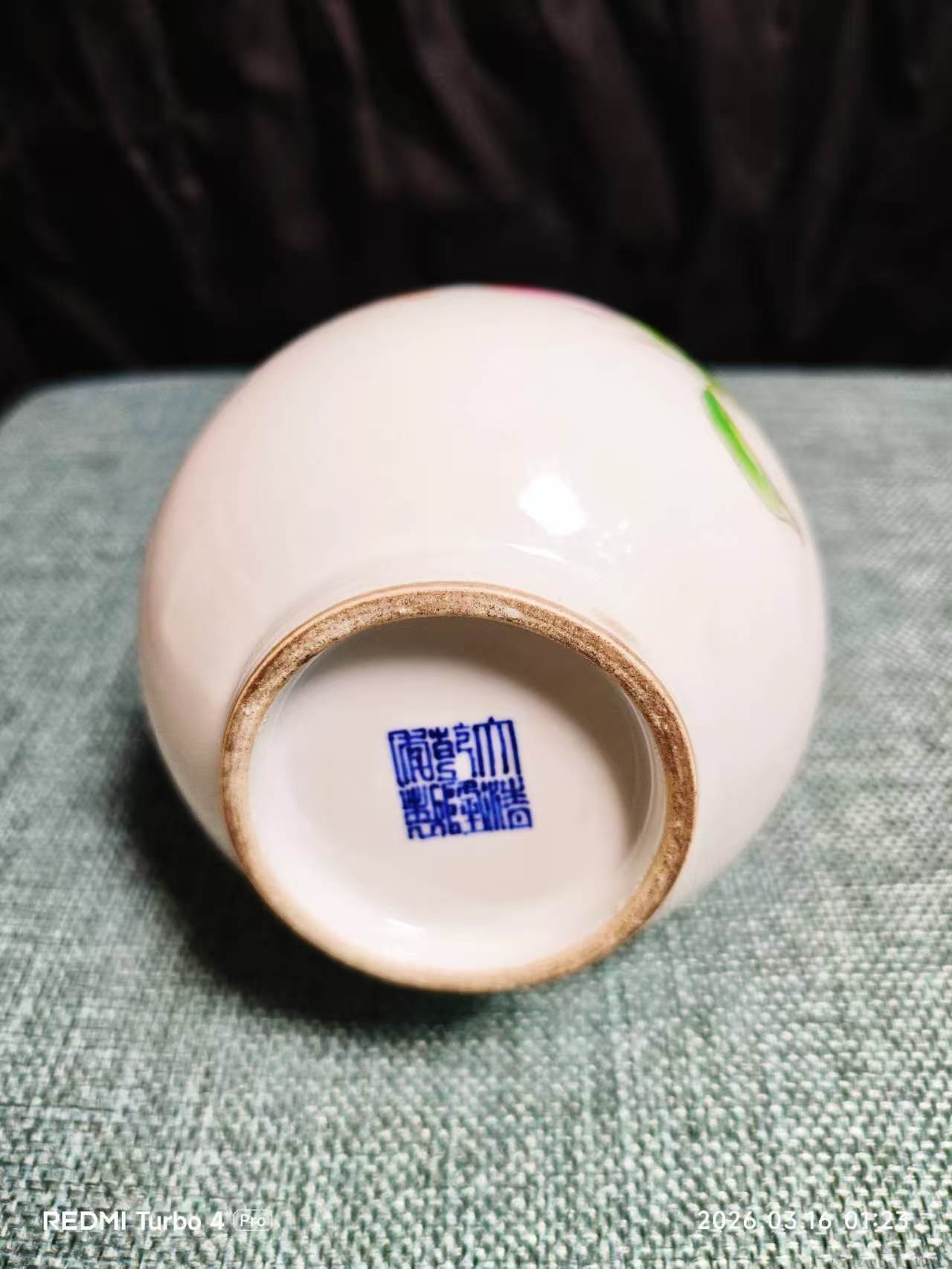 乾隆年制《蒜头白瓷瓶》