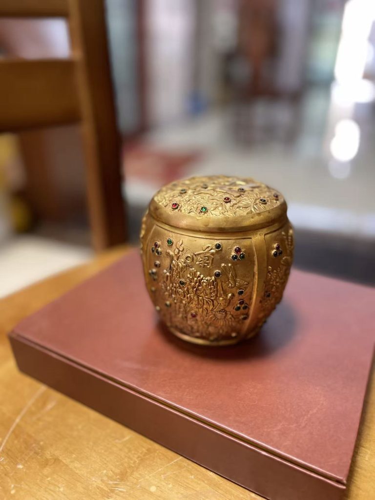 图片[1]-乾隆年制《铜鎏金嵌宝石梅兰竹菊纹盖罐》-嘉诚艺术