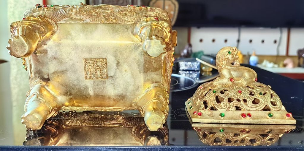 图片[2]-乾隆年制《铜鎏金镶宝石四方狮钮熏炉》-嘉诚艺术