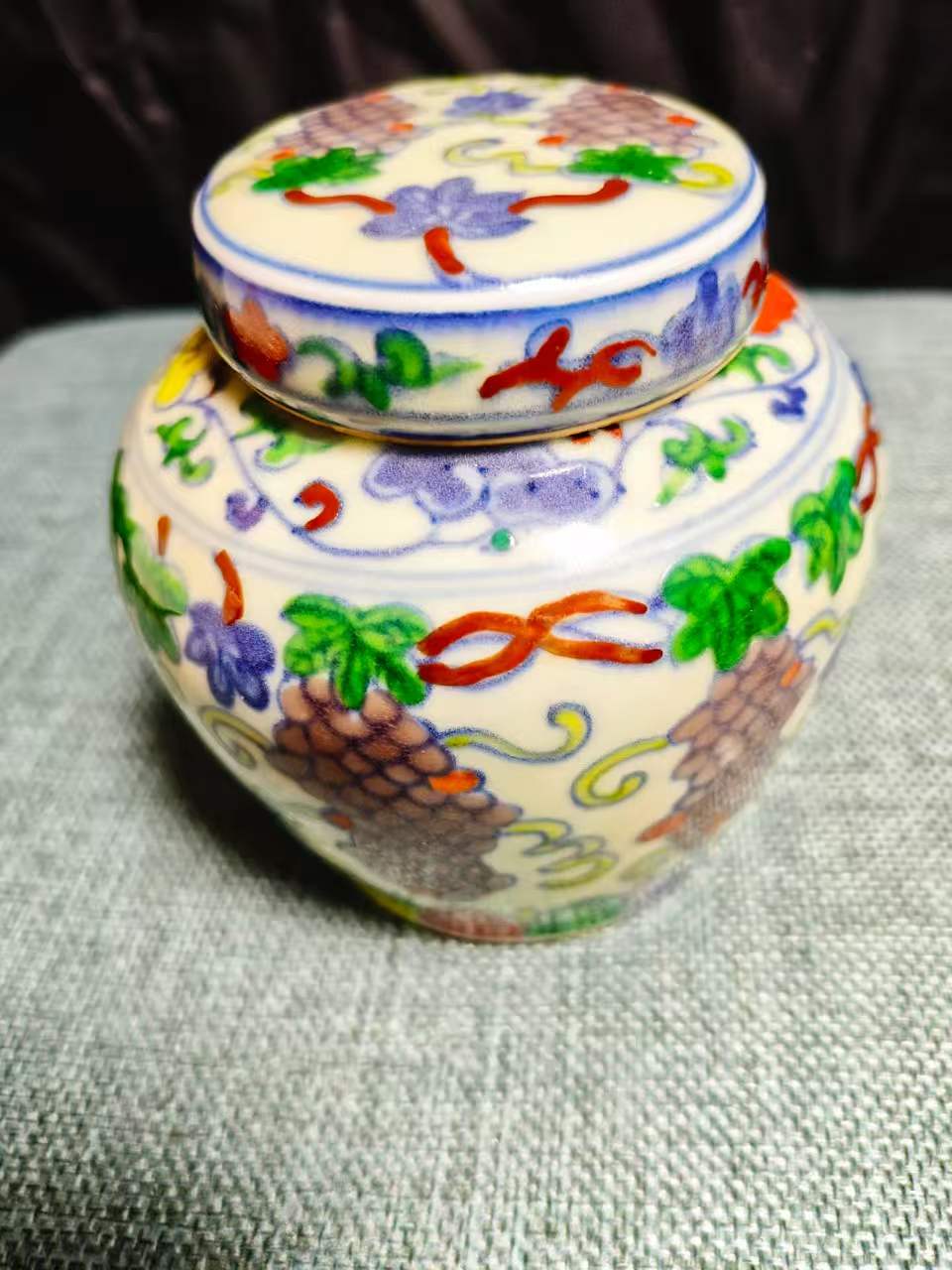 斗彩葡萄天字罐-嘉诚艺术
