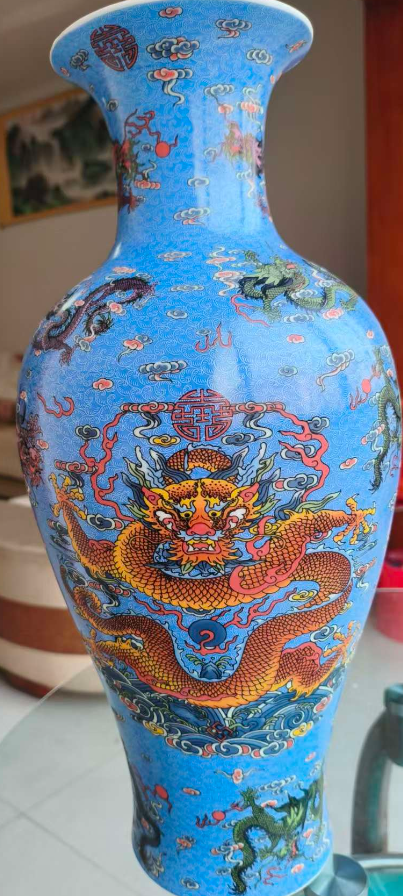 雍正年制《蓝地轧道珐琅彩九龙纹鱼尾瓶》-嘉诚艺术