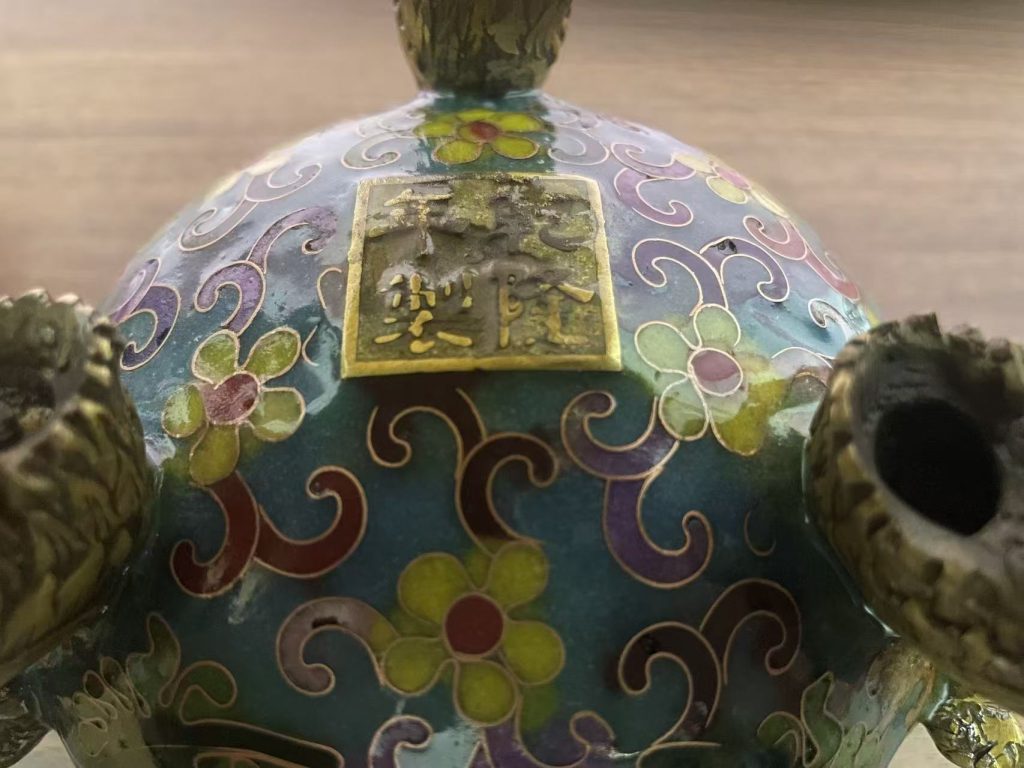 图片[2]-乾隆年制《三鹤驮双螭龙耳景泰蓝带盖香炉》-嘉诚艺术