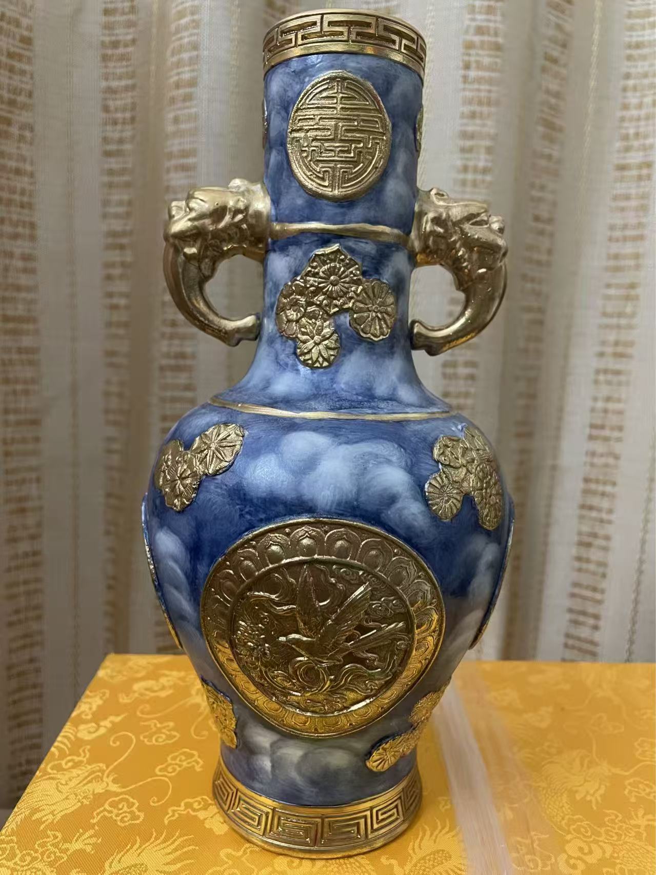 乾隆年制《蓝釉双象耳堆金瓷瓶》-嘉诚艺术